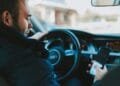 Verkeerspsycholoog onthult de reden dat zoveel automobilisten tóch hun telefoon gebruiken achter het stuur