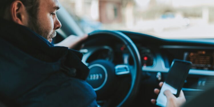 Verkeerspsycholoog onthult de reden dat zoveel automobilisten tóch hun telefoon gebruiken achter het stuur