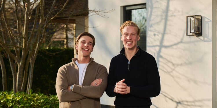 Luc (24) en Teun (22) brachten samen pakketjes rond, nu leveren zij videodeurbellen aan 100.000 klanten