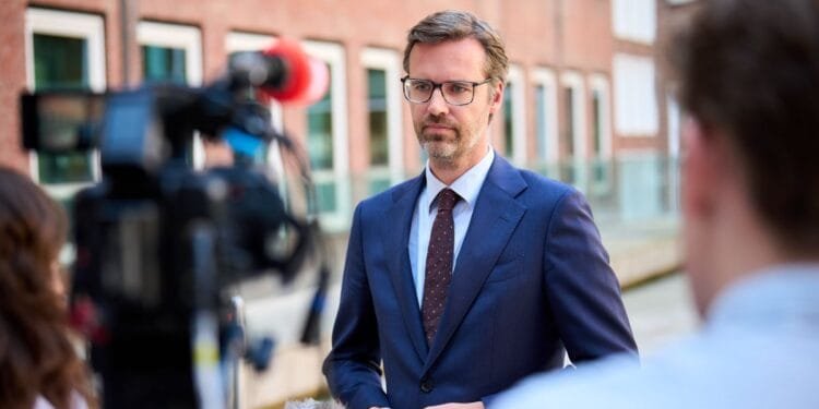 Netherlands joins US chip pact while fighting ASML export curbs