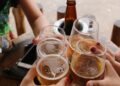 Onderzoekers ontdekken waarom alcohol de trek in hartige snacks vergroot