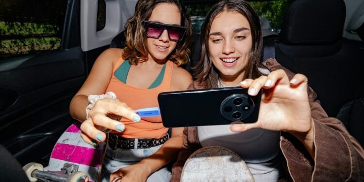 4 op de 10 jongeren baalt best wel van social media: ‘Het had nooit uitgevonden moeten worden’