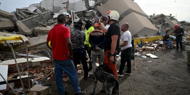 Aardbevingen Venezuela: man na 8 dagen levend onder het puin vandaan gehaald