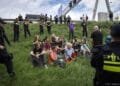 Klimaatdemonstranten XR proberen bij Laagraven A12 te betreden