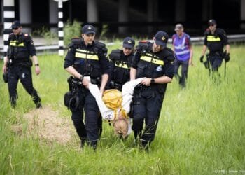 Demonstranten bij A12 weggevoerd, voertuigen in beslag genomen