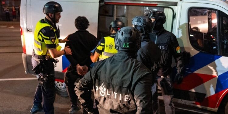 Tien aanhoudingen in Rotterdam en Dordrecht na Marokko-Canada