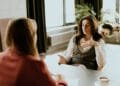 Nieuw onderzoek: mensen onderhandelen liever met vrouwen en werken vaker opnieuw met hen samen