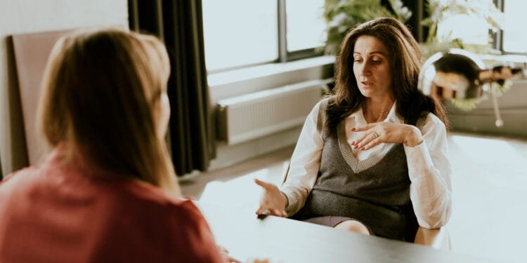 Nieuw onderzoek: mensen onderhandelen liever met vrouwen en werken vaker opnieuw met hen samen