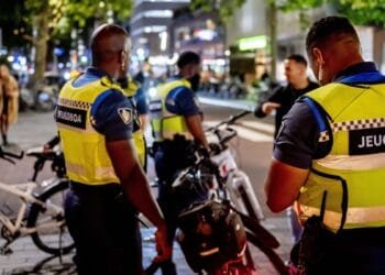 Coalition split as VVD moves to ban warden religious symbols