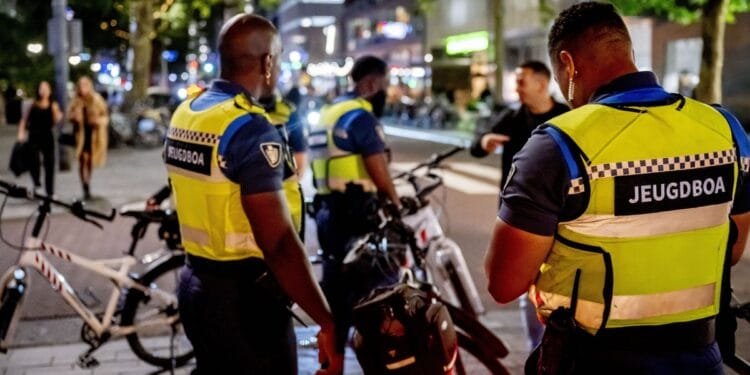 Coalition split as VVD moves to ban warden religious symbols