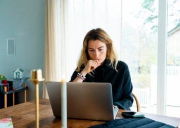 90.000 deelnemers onderzocht: wie langer dan 30 minuten achter elkaar zit, loopt meer risico op kanker
