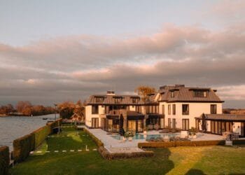 Binnenkijken in de Nederlandse villa van Drake: 15 miljoen euro, privéstrand en twee zwembaden