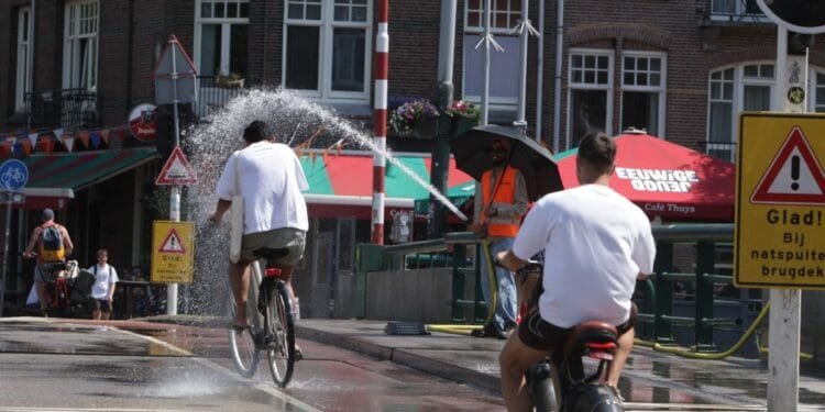Heat plan back in force as temperatures near 32°