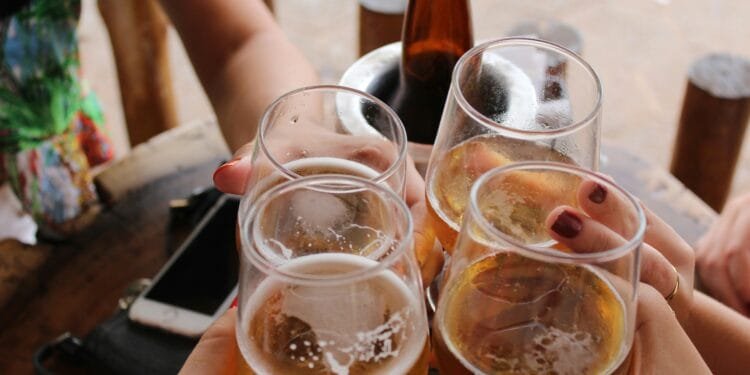 Alcohol drinken om stress te vergeten kan je brein blijvend veranderen, blijkt uit onderzoek van universiteit