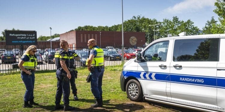 Minister: wachtende asielzoekers Ter Apel opgevangen in pand