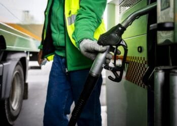 Waarom een liter benzine tanken in Spanje bijna 1 euro goedkoper is dan in Nederland, volgens de ANWB
