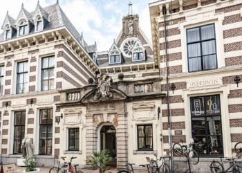 Binnenkijken bij Giel Beelen: voormalige kloosterkapel van 1,1 miljoen euro straalt complete rust uit