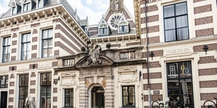 Binnenkijken bij Giel Beelen: voormalige kloosterkapel van 1,1 miljoen euro straalt complete rust uit