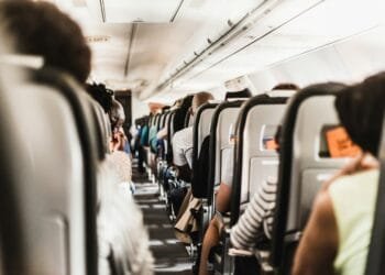Nooit meer een vreemde naast je? Deze airline introduceert opvallende vliegtuigstoelen zonder middenplek