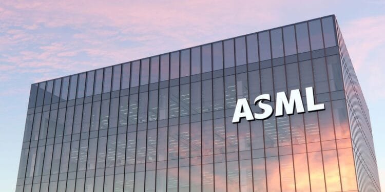ASML staff get €20,000 in shares if they stay until 2030