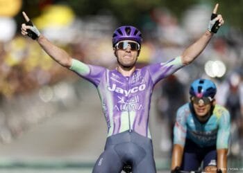 Zwitser Schmid wint in Tour de France vanuit grote kopgroep