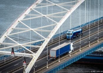 Camera’s voor vrachtwagenverbod Merwedebrug dit weekend geplaatst