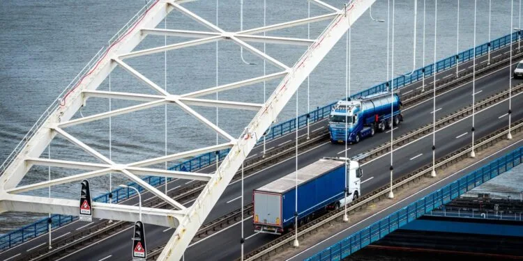 Camera’s voor vrachtwagenverbod Merwedebrug dit weekend geplaatst