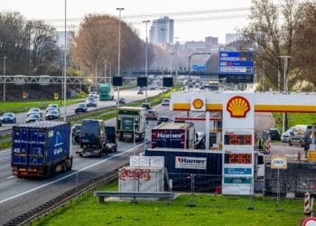 Energiedeskundige ziet benzineprijzen door het dak gaan: ‘Maar als dít gebeurt, krijgen we nog meer pijn bij het tanken’