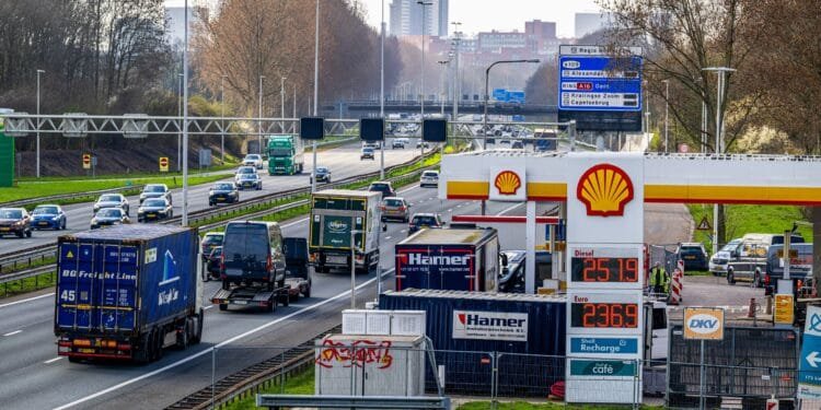 Energiedeskundige ziet benzineprijzen door het dak gaan: ‘Maar als dít gebeurt, krijgen we nog meer pijn bij het tanken’