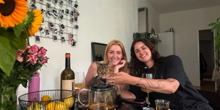 Steeds meer mensen zoeken een levenspartner buiten de liefde: Daisy (36) en Marloes (30) laten zien hoe dat werkt
