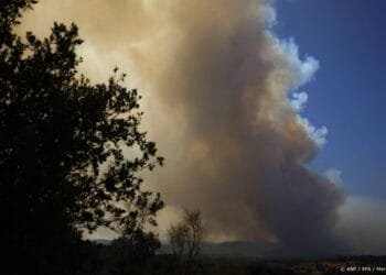 Twee natuurbranden ten westen van Madrid komen samen