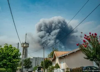 Grote evacuaties en crisisoverleg om branden in Frankrijk