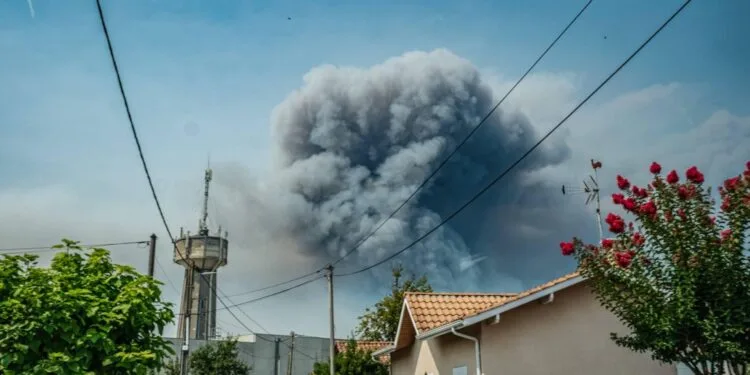 Grote evacuaties en crisisoverleg om branden in Frankrijk