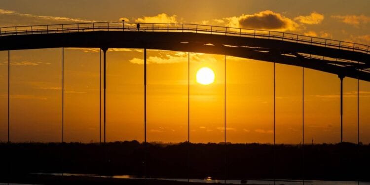 Sterrenwachten gaan naar strand en stad voor zonsverduistering