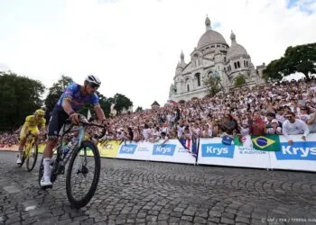 Van der Poel wint slotetappe Tour de France op Champs-Élysées