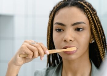 Onderzoekers vinden verrassende aanwijzing voor handartrose: mondbacteriën spelen mogelijk grotere rol dan gedacht