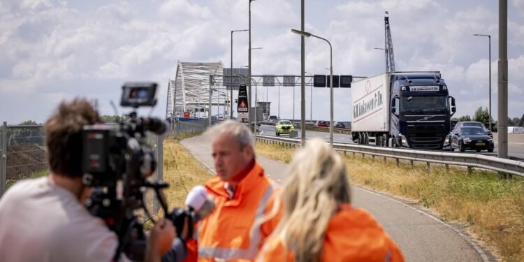 Rijkswaterstaat: forse afname vrachtverkeer op Merwedebrug