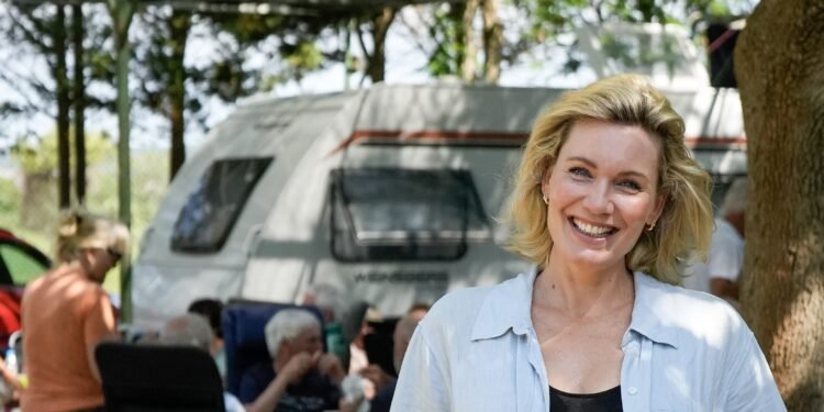 Adri moest zijn Jannie na 54 jaar plots loslaten, nu is hij mee met We zijn er Bijna!: ‘We zouden samen reizen’