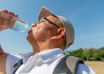 Weather warnings issued as temperatures set to hit 35C