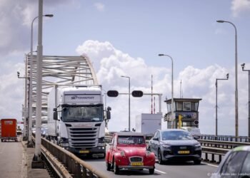 Bijna 100 boetes voor vrachtverkeer op Merwedebrug