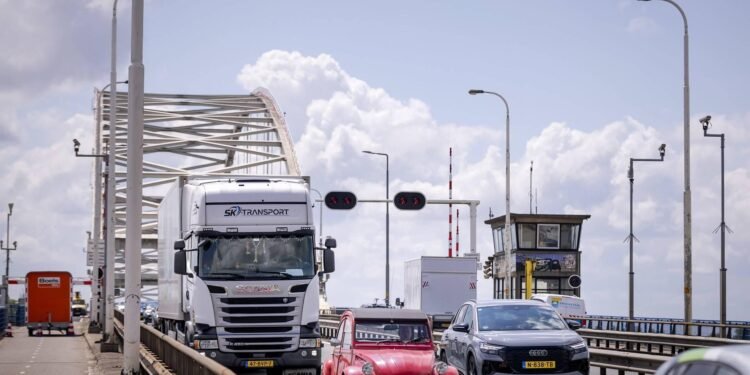 Bijna 100 boetes voor vrachtverkeer op Merwedebrug