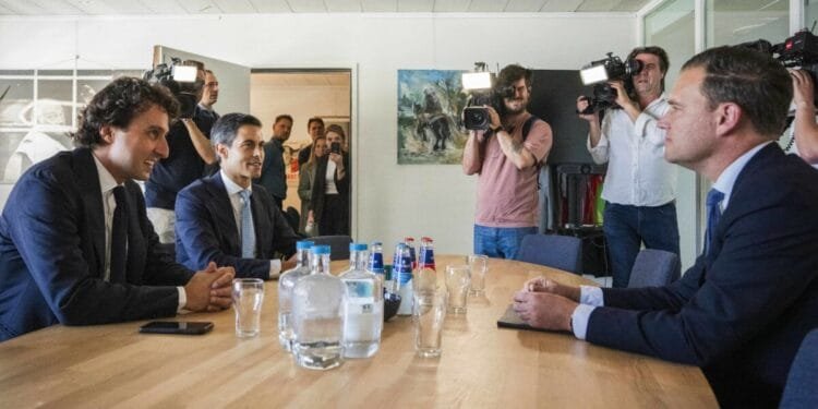 PRO open up lead in polls as progressive Dutch voters dump D66