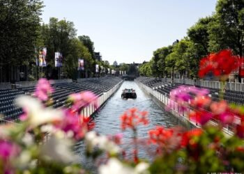 Premier Jetten bij opstapplek Canal Parade in Amsterdam