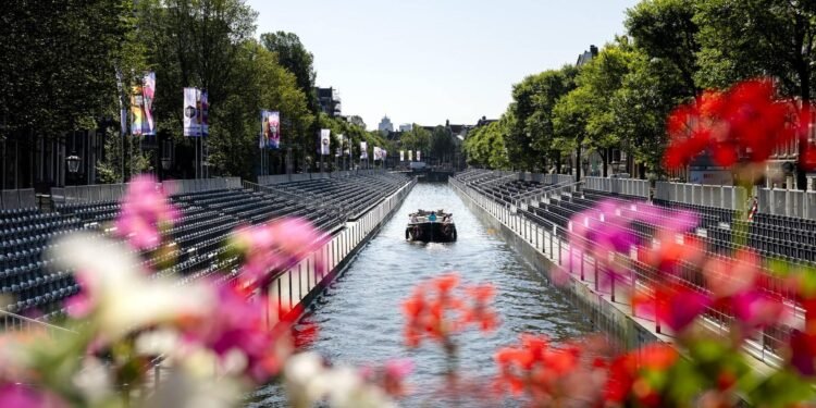 Premier Jetten bij opstapplek Canal Parade in Amsterdam
