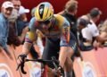 Wiebes wint openingsetappe en pakt geel in Tour de France Femmes