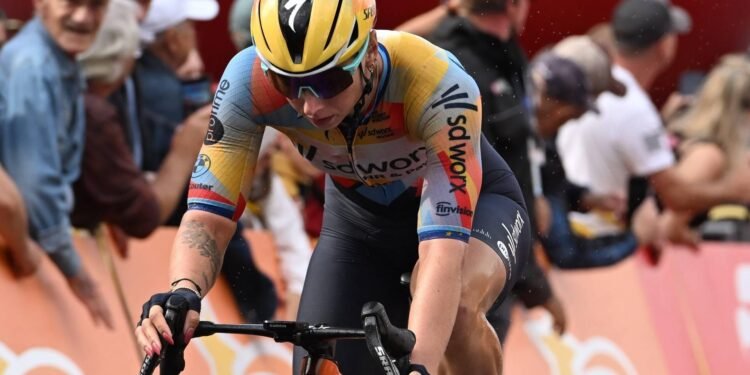 Wiebes wint openingsetappe en pakt geel in Tour de France Femmes