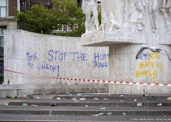 Nationaal Monument op Dam in Amsterdam beklad