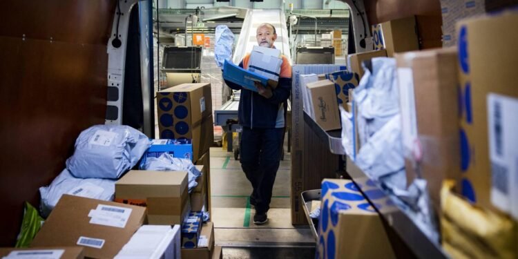 PostNL bezorgt minder pakketjes, vooral minder uit Azië