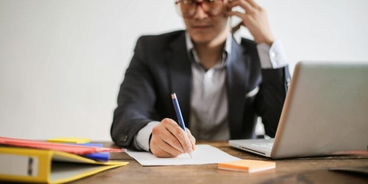 Onderzoek onthult de keerzijde van workaholics: veel uren maken helpt collega’s lang niet altijd