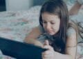 Onderzoekers: ‘Te jong op social media levert slechtere schoolresultaten op’